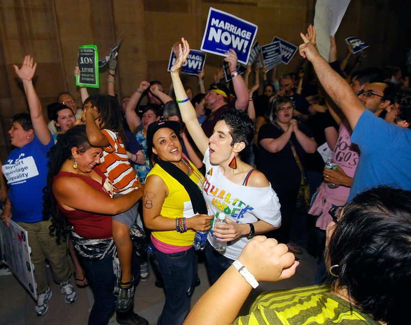 Illustration for article titled New Yorkers Take to the Streets to Celebrate Gay Marriage Vote